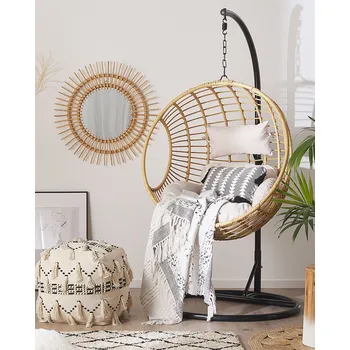 Křeslo Závěsné křeslo béžové ratan se stojanem kulaté pletené zavěšený koš krémově bílé polštáře boho styl interiér terasa balkon Beliani