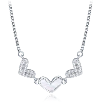 Náhrdelník MINET Stříbrný náhrdelník srdíčka s bílými zirkony a s bílou perletí