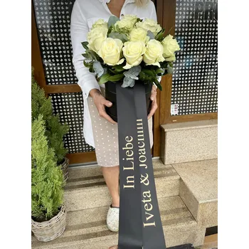 Smuteční dekorace Smuteční box růží, černý se stuhou 16ks červené růže - rozvoz Praha