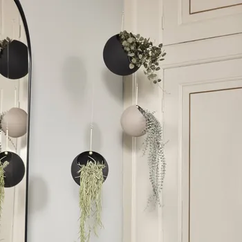 Lampička AYTM Květináč Globe, závěsný, Ø 21 cm, černý, hliník černá, zlatá - Doprava zdarma