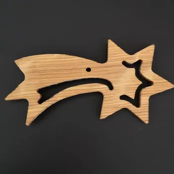 Vánoční dekorace AMADEA Dřevěná ozdoba z masivu prořezávaná - kometa 8 cm