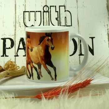 Hrnek Hnědí koně v běhu