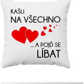 Žertovný předmět Kašli na všechno a pojď se líbat - polštář- Tričkový.cz