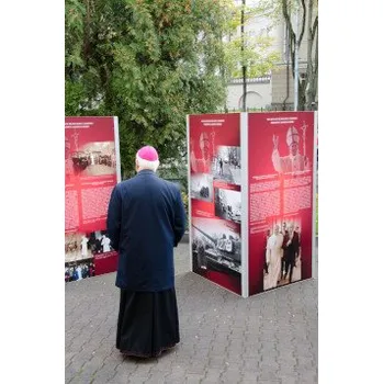 EXPOINT Výstavní stěna EFFECT čtyřstranná do interiéru Název: čtverec do interiéru, rozměr: 70 x 200cm