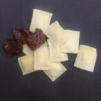 Čerstvé ravioli s ricottou, sušenými rajčaty a mozarellou, 400 g