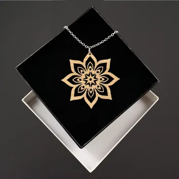 Přívěsek AMADEA Dřevěný přívěsek na krk mandala, 5 cm, český výrobek