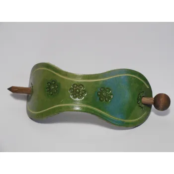 Kožená spona do vlasů s dřevěněnou jehlicí č.10 Barva: Zelená