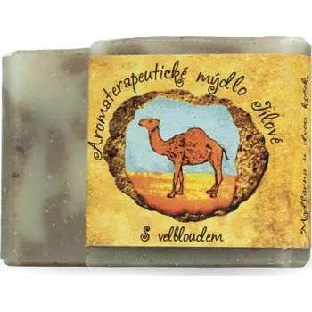 Mýdlo Mydlárna U Dvou koček S velbloudem (Přírodní mýdlo vyráběné za studena. S velbloudem od Mýdlárny U Dvou koček obsahuje marocký lávový jíl Ghassoul, který se přidává do masek na pleť a zábalů na celé tělo.)