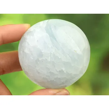 Přírodní kámen Modrý kalcit kulatý hladký kámen (122g)