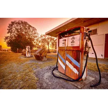 Fototapeta DIMEX | Vliesová fototapeta Stará čerpací stanice MS-5-2112 | 375 x 250 cm| zelená, modrá, červená, hnědá + Vliesová fototapeta na stěnu DIMEX Stará čerpací stanice MS52112 v rozměru 375 x 250 cm + lepidlo zdarma