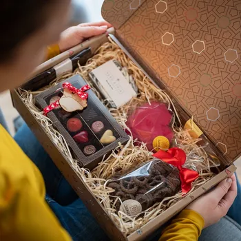 Dárkový potravinový koš Čokoládovna Janek Dárková krabice pro ženy