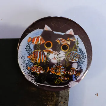 Dekorativní magnet Zuzana Honsová Kocour a akvarium - magnet 56 mm