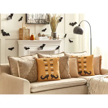 Polštář Dekorativní polštář oranžový samet 45 x 45 cm čarodějnické boty motiv čtvercový moderní Halloween podzimní dekor doplňky Beliani