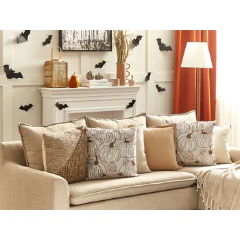 Polštář Dekorativní polštář béžový samet 45 x 45 cm vzor dýně čtvercový moderní minimalistický podzimní dekor doplňky Beliani