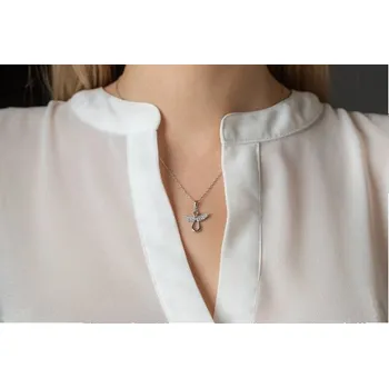 Přívěsek Větší zlatý andělský přívěsek Agnes II s brilianty Materiál šperku: Bílé zlato