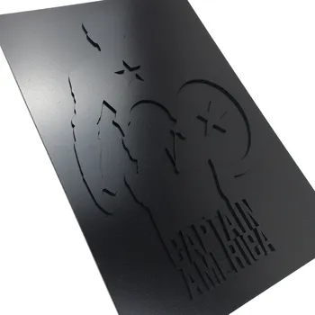 Živá Zeď Dřevěná nástěnná dekorace Kapitán Amerika černý60 x 40 cm