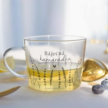 Obraz Skleněný hrnek s nápisem Design: Báječná kamarádka