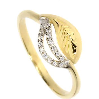 Prsten Zlatnictví Helios Zlatý prsten zdobený rytím a zirkony Velikost: 56, Váha: 2,0g