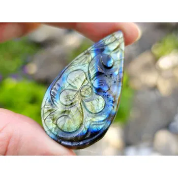 Přírodní kámen Mugle labradorit slza s vybroušeným motivem 14,9g