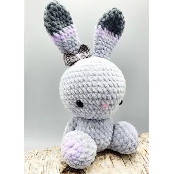 Velikonoční dekorace Ručně háčkovaný zajíc sedící šedý s fialovou