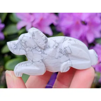 Přírodní kámen Pes z howlitu ručně vybroušený 77g Indie