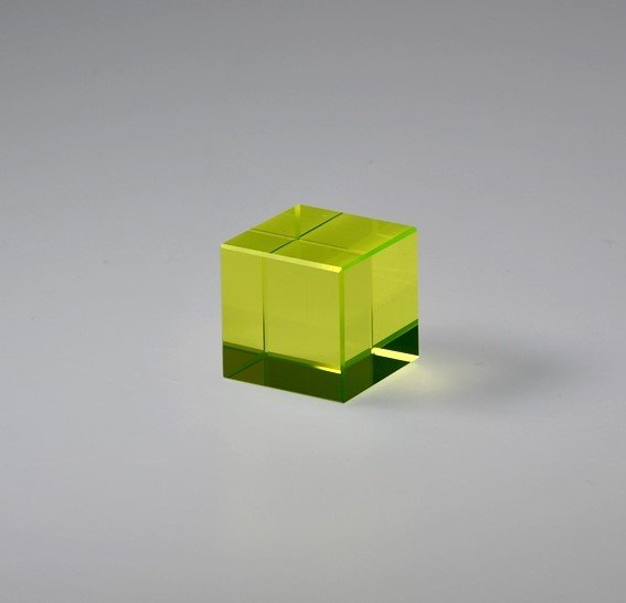 Kostka z uranového skla - lesklá, 25x25x25 mm, svítící pod UV paprsky (Kostka z uranového skla)
