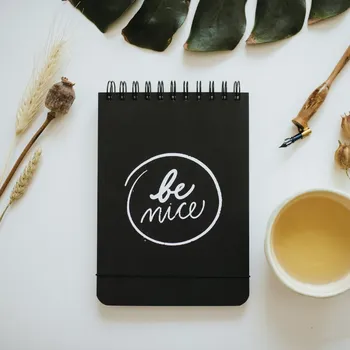 Blok Be Nice Papírový blok černý linkovaný horní vazba A5