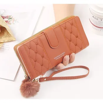 Kabelka Dámská peněženka koženého vzhledu s malými vyšívanými srdíčky Barva: Hnedá