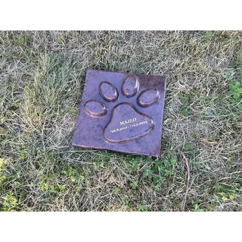 Smuteční dekorace Pomník s textem pro pejska - Hnědočerná tlapka - Zvířecí náhrobek pro kočku nebo psa cena včetně gravírování