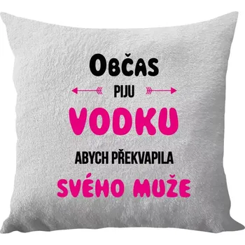 Polštář Polštář bílý 40x40 cm - dlouhý chlup Občas piju vodku, abych překvapila svého muže
