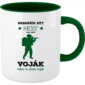 Hrnek pro vojáky - Nesnáším být sexy, ale jsem voják - tmavě zelený vnitřek a ucho 330 ml