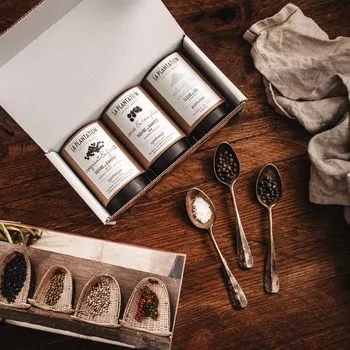 Dárkový potravinový koš La Plantation Dárková sada Kampotský pepř černý, fermentovaný a Fleur de Sel 3x50g