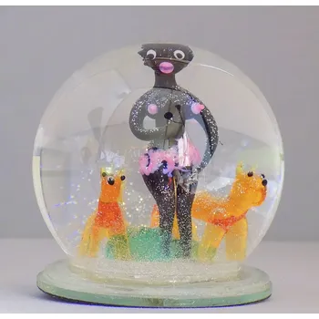 Vánoční ozdoba Sněžící koule 10cm - Černoška se psi