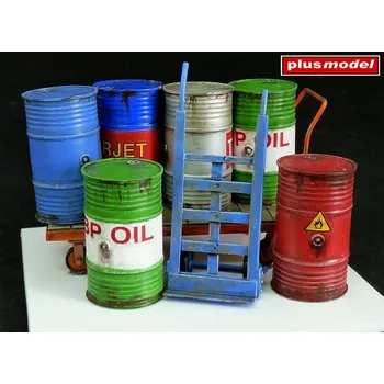 Plastikový model Plusmodel Plechové sudy s vozíky