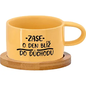 Hrnek makronka - Zase o den blíž do důchodu Barva hrnečku: Žlutá