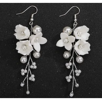 Náušnice B-TOP Slavnostní visací náušnice s bílými keramickými květy Druh barvy: Stříbrná