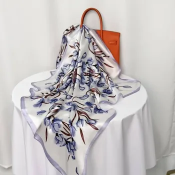 Šátek Hedvábný šátek Modro-fialové květy 90x90 cm v dárkovém balení, HEDVÁBNÝ SVĚT