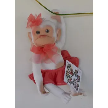 plyšák Bílá opička v červené sukénce od RosaToys (BEBE MONO BLANCO 25 CM ROSA )