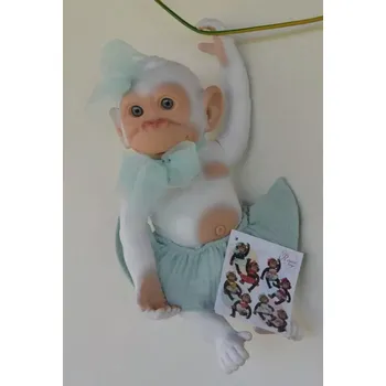 plyšák Bílá opička ve světle modré sukénce od RosaToys (BEBE MONO BLANCO 25 CM ROSA )