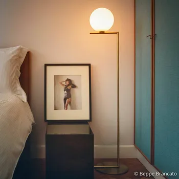 Lampička Stojací lampa FLOS IC F1, kartáčovaná mosaz - Ø koule 20 cm, Ø podstavce 27,5 cm, výška rámu 114,5 cm broušená mosaz, opálově bílá 1 x 60 W - Doprava zdarma