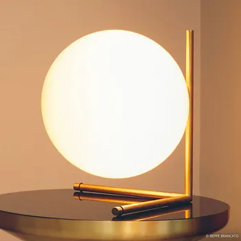 Lampička Stolní lampa FLOS IC T2, kartáčovaná mosaz - Ø koule 30 cm, délka základny 28,2 cm broušená mosaz, opálově bílá 1 x 205 W - Doprava zdarma