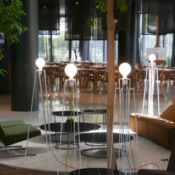 Lampička GRUPA Model M2 LED stojací lampa bílá, červený kabel - Délka zástrčkového kabelu 300 cm bílá, opálová, červená 1 x 4 W LED - Doprava zdarma