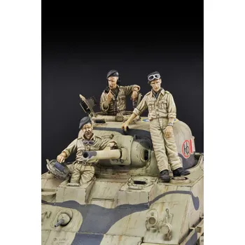 Plastikový model Royal Model 1/35 Sherman Clive crew