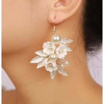 Náušnice B-TOP Visací náušnice z bílých keramických květů