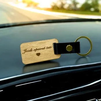Dřevěná klíčenka s kůží - jezdi opatrně tati 2