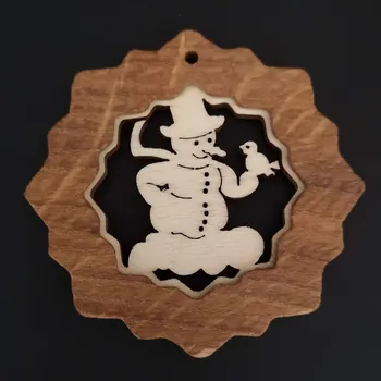 Vánoční dekorace AMADEA Ozdoba z masivu v kladem - vločka se sněhulákem 7 cm