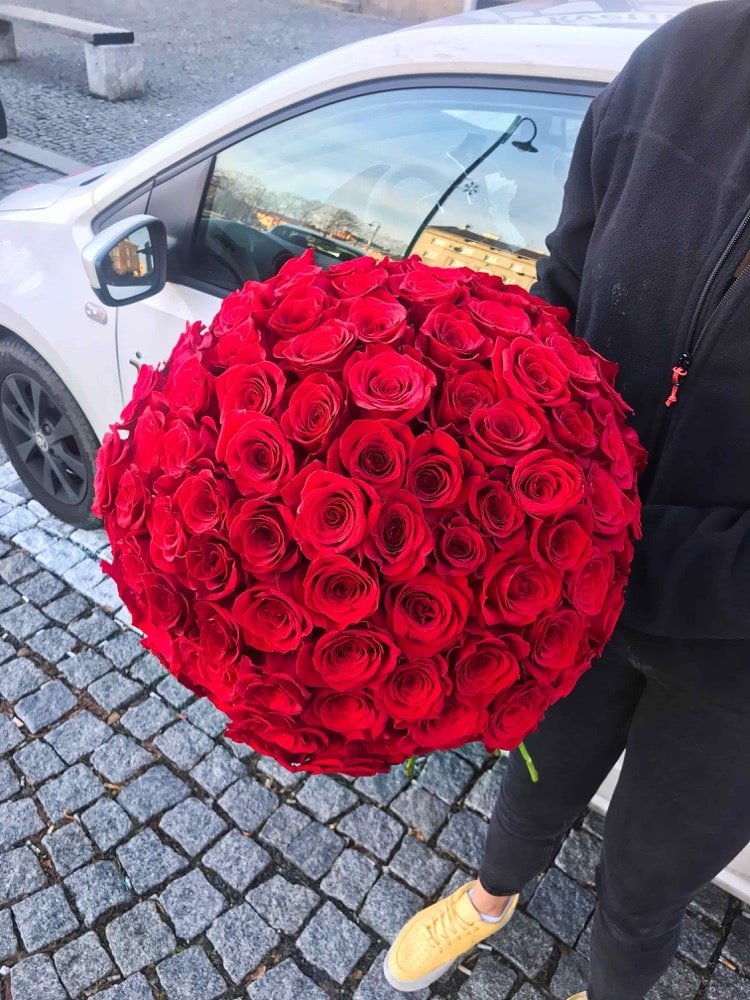 Rozvoz květin - 100 RŮŽÍ 70cm