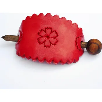 Kožená spona do vlasů s dřevěnou jehlicí č.4 Barva: Červená