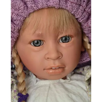 Panenka Realistická panenka Cecilia ve fialovém baretu od firmy Lamagik ze Španělska (španělská panenka - 60 cm)