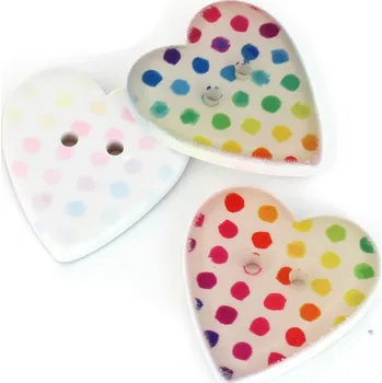 Knoflík Knoflík dvoudírkový - srdce puntíkované - 25x27mm